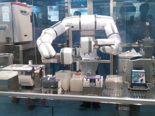 産総研と安川電機が共同開発した汎用ヒト型ロボット「まほろ」（JASIS 2014） 