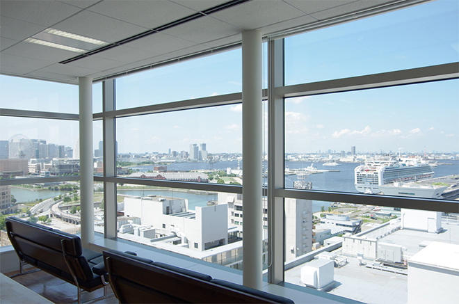 アペルザ社のオフィスは横浜の山下公園近くにあり、オフィスの窓からは大桟橋ふ頭や赤レンガ倉庫が一望できる。